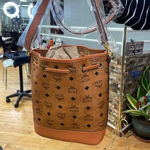 Bucket crossbody bag (medium)